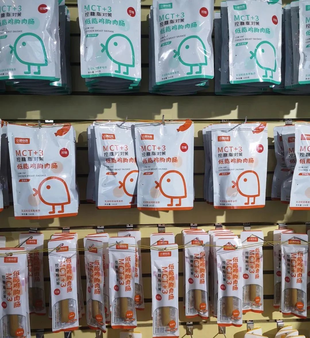 直击秋糖丨糖果大佬跨界卖肉、水果凤爪流行、肉肠也无糖……卤味零食五大新趋势！