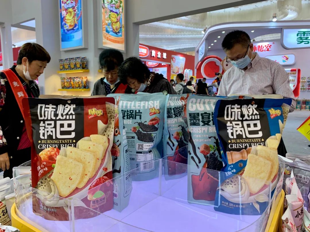 直击秋糖丨锅巴创新花样多、果蔬干高颜值亮相…休闲零食有五大新看点！
