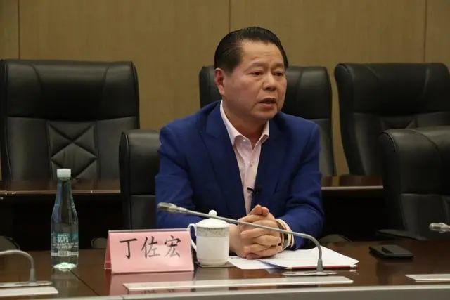 两会委员建议:用重税浇灭“高价酒”背后资本的气焰