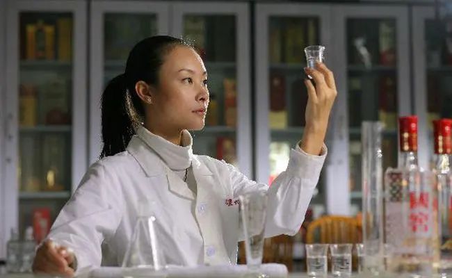 泸州老窖曾娜:为中国白酒高质量发展建言献策!