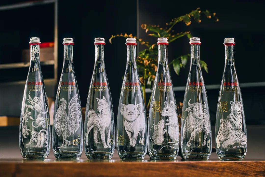 金虎瓶未出先火，农夫山泉的生肖瓶为何越做越好？