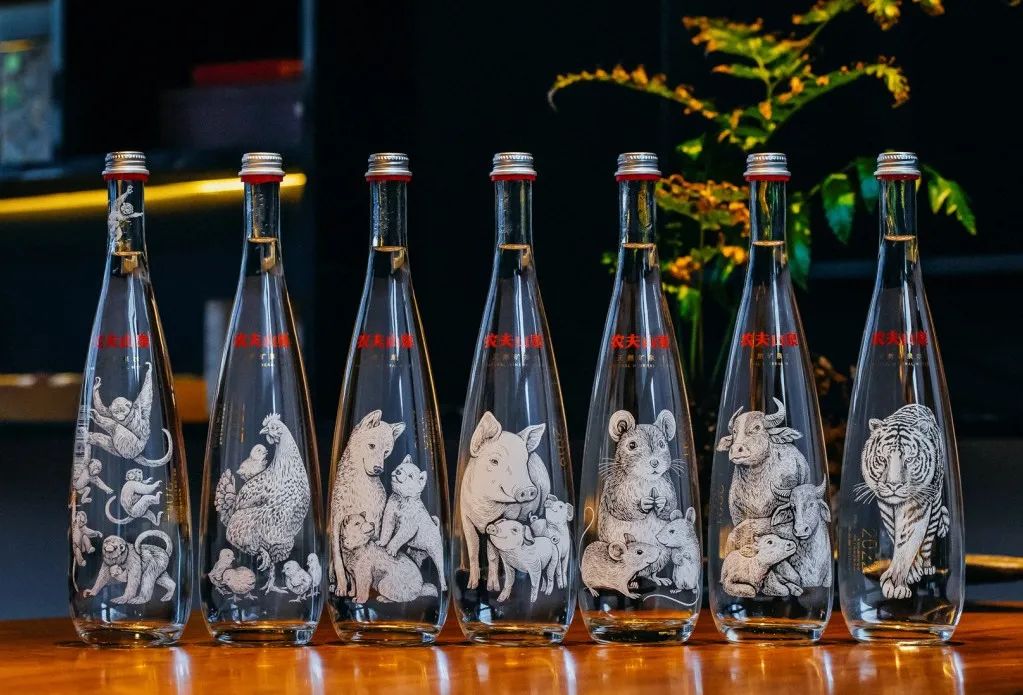 金虎瓶未出先火，农夫山泉的生肖瓶为何越做越好？
