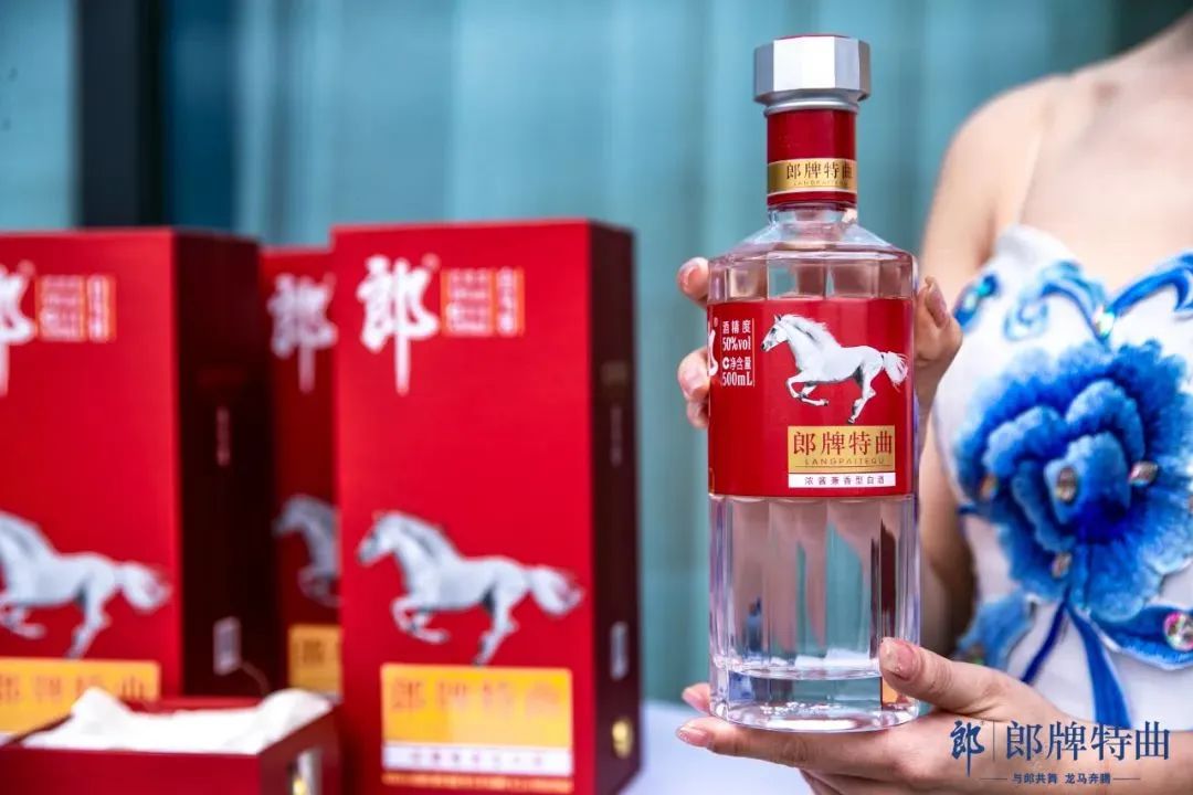 爆款？郎酒发布“大兼香战略”王牌新品！