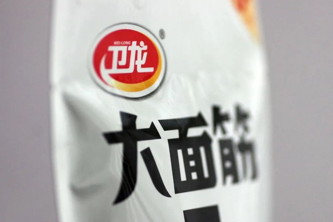 卫龙半年少卖1.3万吨，年轻人吃不动辣条了？