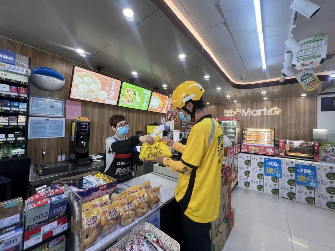 夫妻小店看过来，本土便利店已经给你跑顺了“即时零售”