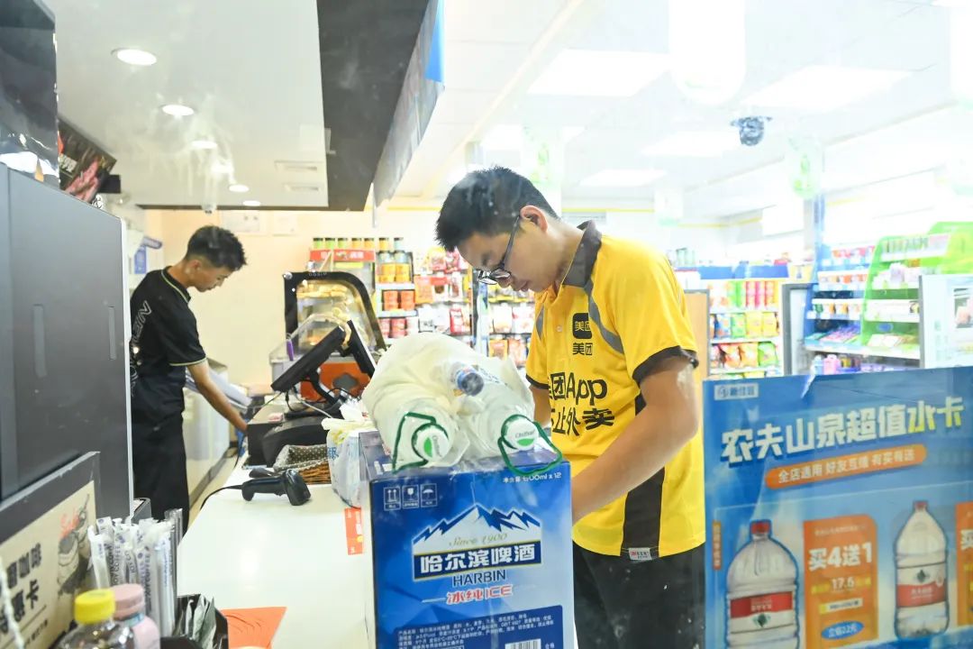 夫妻小店看过来，本土便利店已经给你跑顺了“即时零售”