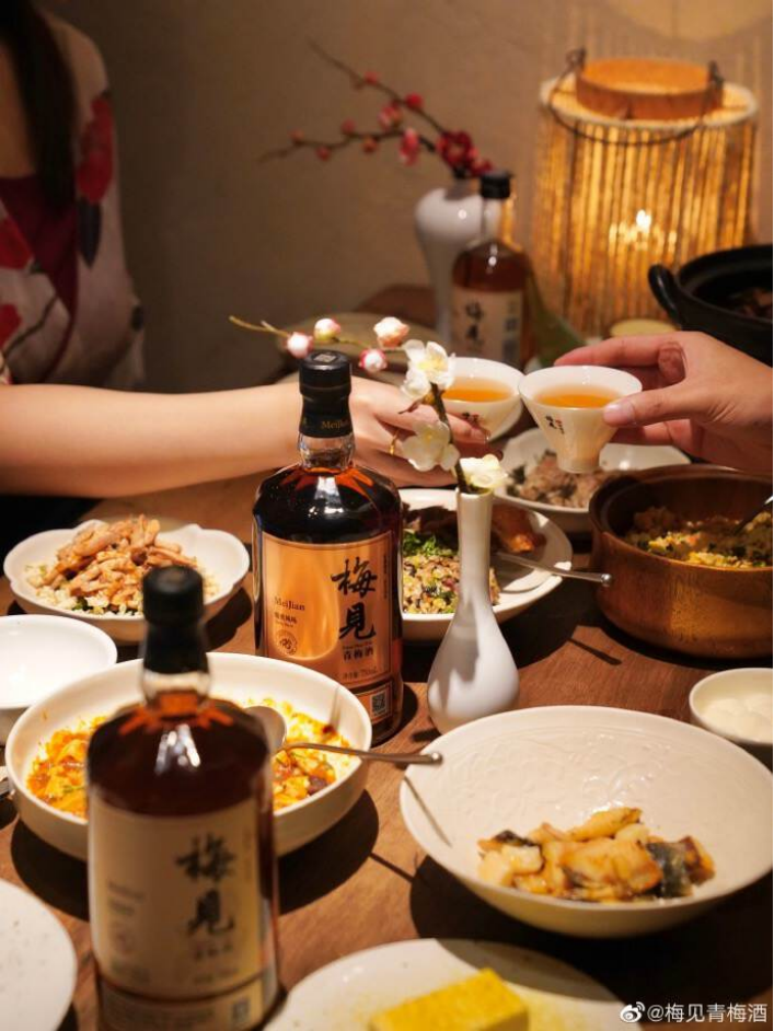 从“做轻”到“做重”，4000亿年轻人酒饮市场，梅见、锐澳、布鲁大师给了哪些解法？