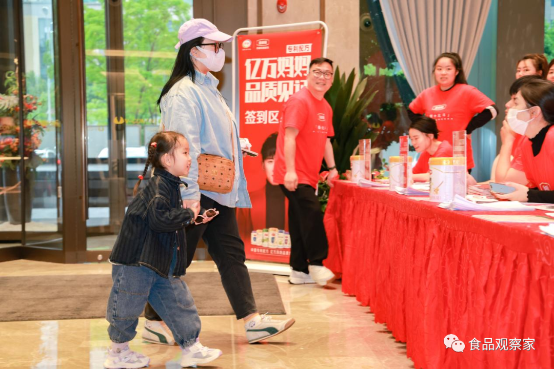 品牌代言人张杰演唱会首唱《守护》,伊利金领冠献礼亿万妈妈!
