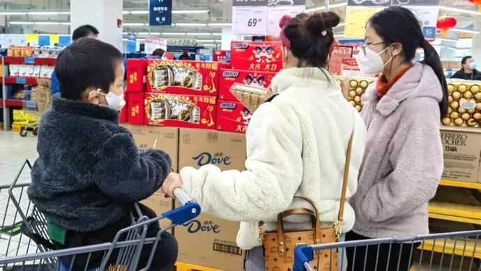 家乐福大规模关店,购物卡再限消