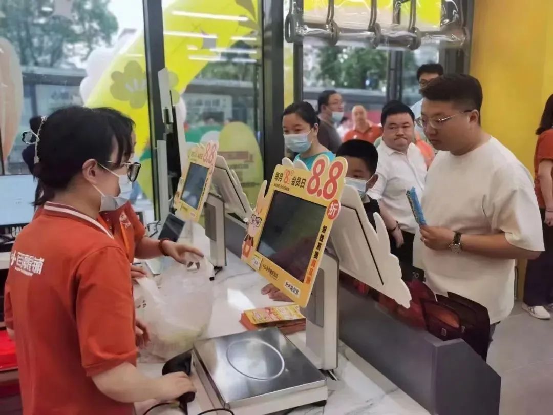 中百仓储超市“新业态”：小百零食铺折扣店新店落地！