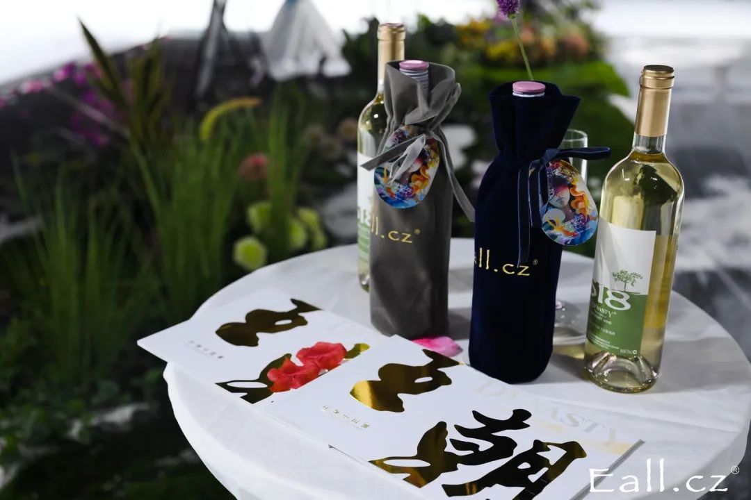 首次跨界携手时装界，王朝联手意澳品牌推出“一路繁花”葡萄酒