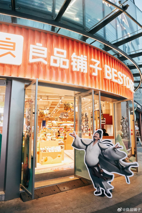 零食界大混战,行业洗牌提速,良品铺子、三只松鼠们何去何从?