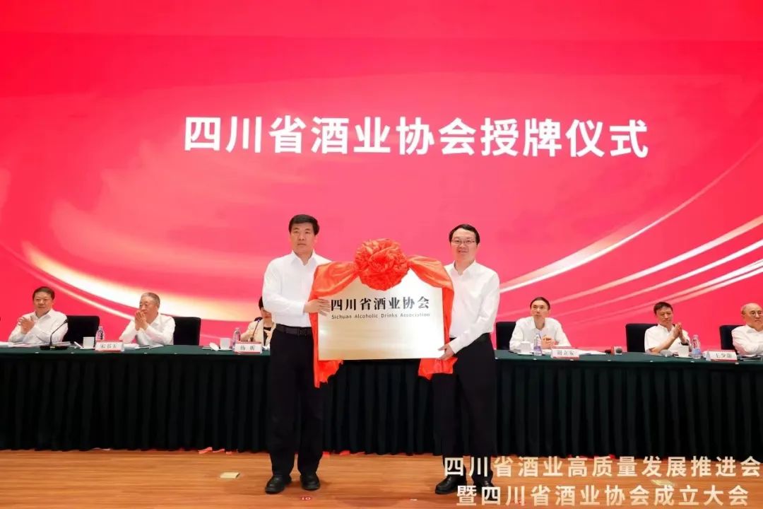 贵州白酒举“红旗”,川酒和豫酒会举“白旗”不?