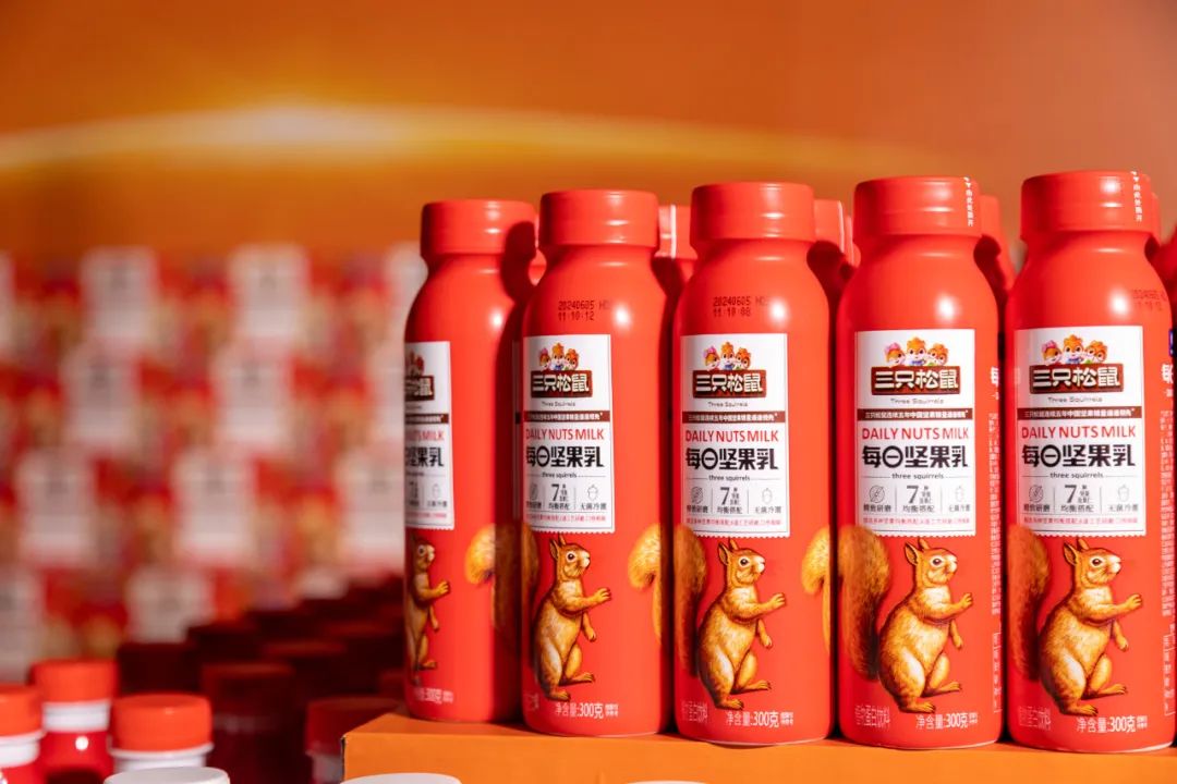 乳饮赛道迎来重磅新玩家，三只松鼠正式入局！