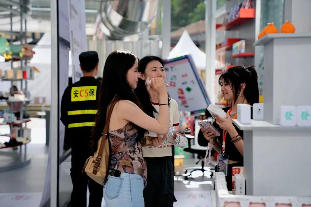 咖啡2元景区游50，这个国庆，年轻人被平替收割？