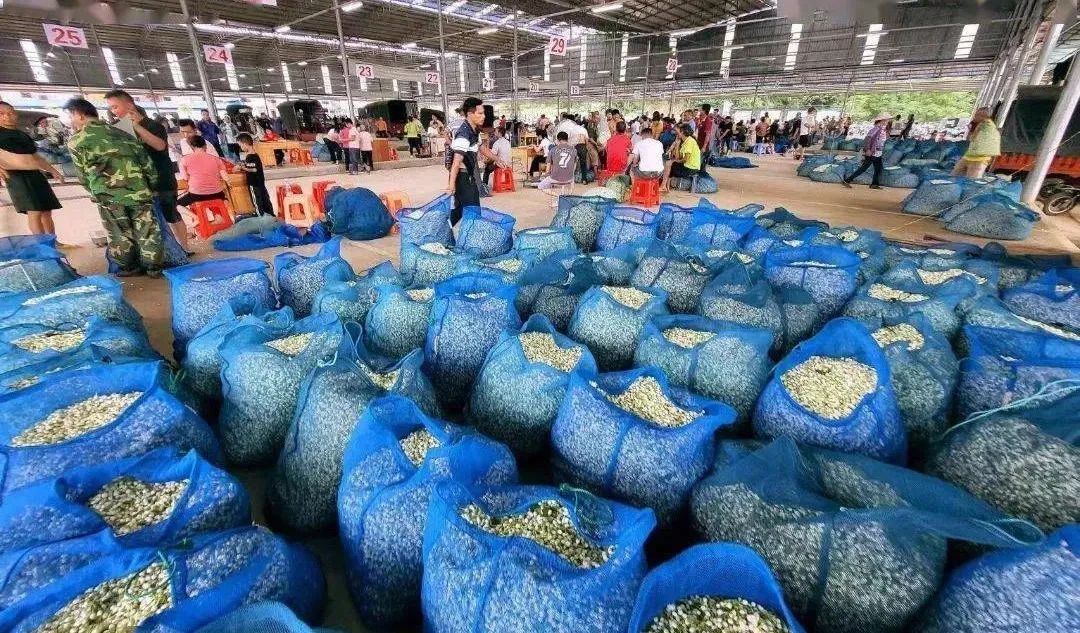 硬核助农又添新样本,官媒密集报道农夫山泉有何深意?