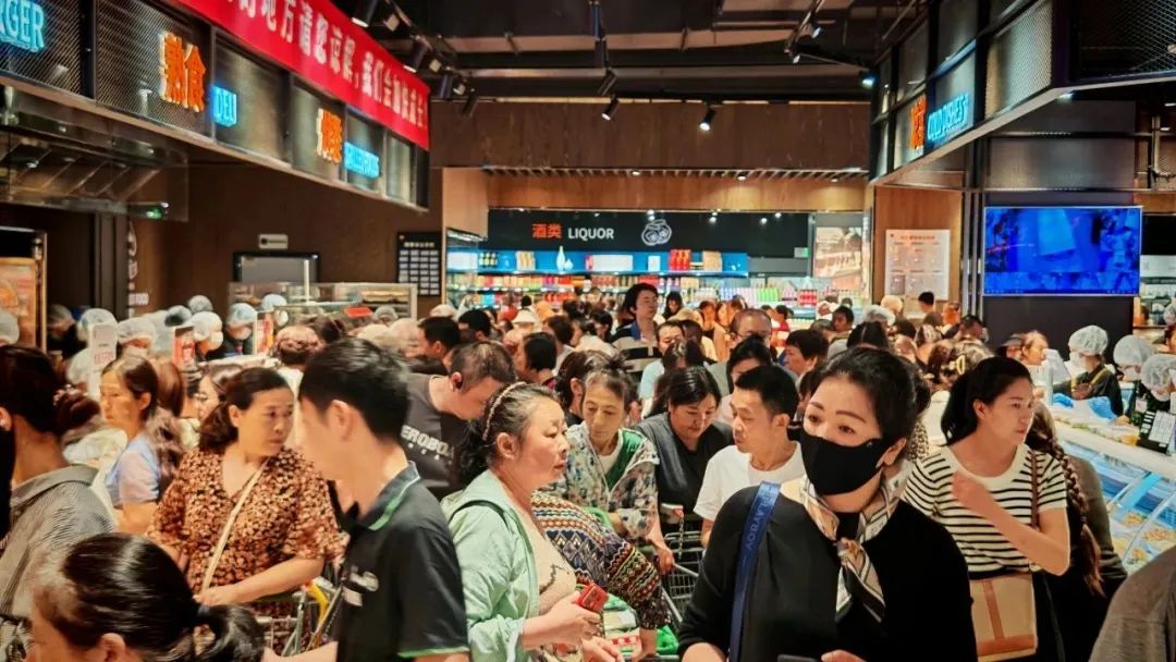 首个“胖东来版”永辉全国旗舰店即将亮相；三只松鼠西南总部将落地；康师傅上新冰红茶限定西瓜口味……