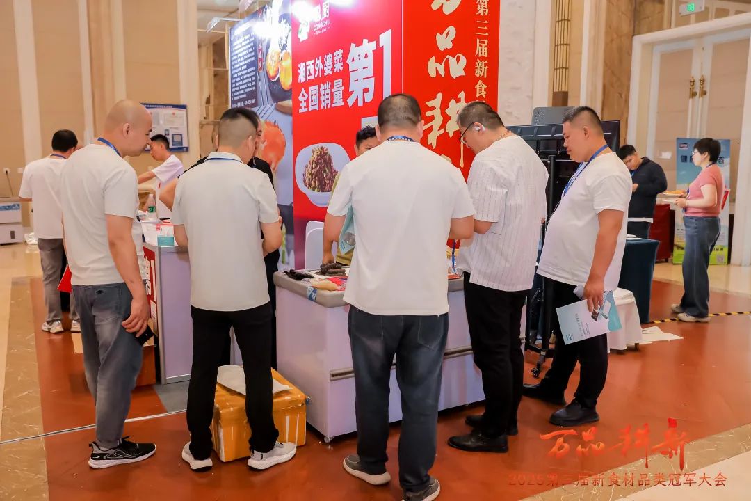 引领湘菜食材赛道,聪厨食品湘西外婆菜斩获“品类冠军”大奖!