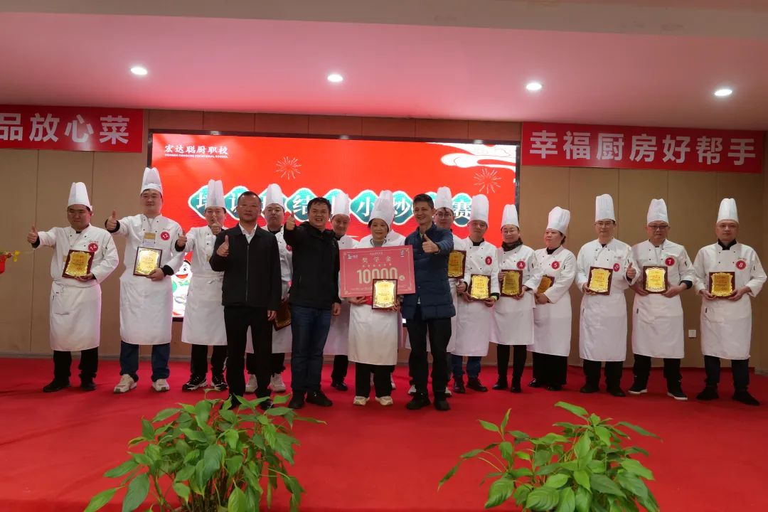 引领湘菜食材赛道,聪厨食品湘西外婆菜斩获“品类冠军”大奖!