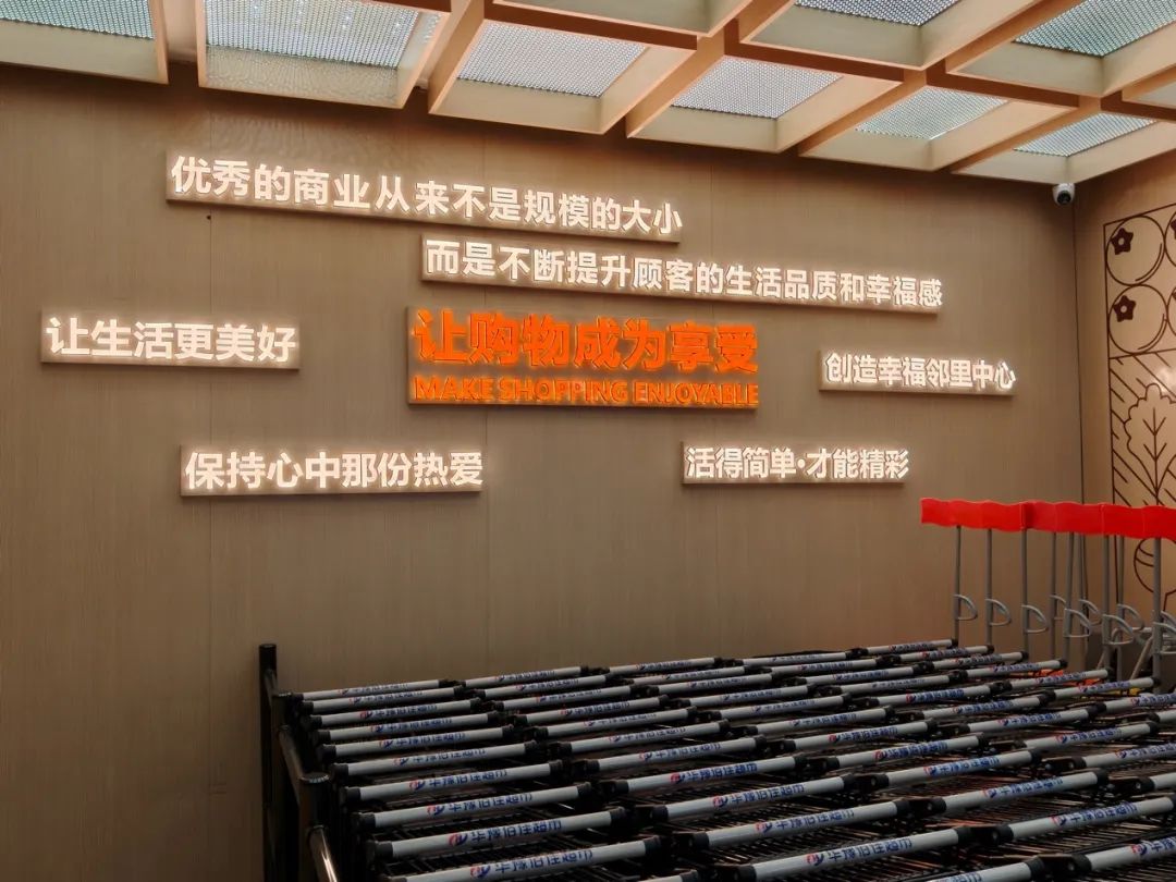 建筑外的招牌中度可信度描述已自动生成