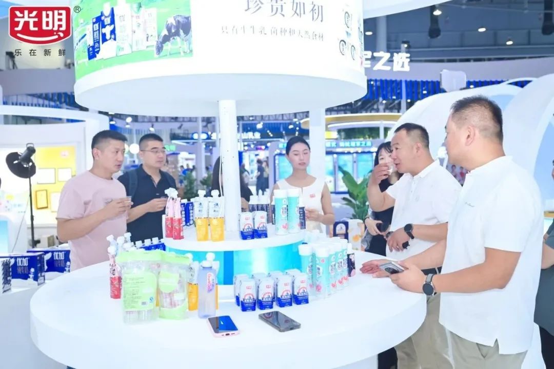 光明乳业品质领“鲜”第十六届中国奶业大会,创新驱动“鲜活”新高度与高质量发展引擎!