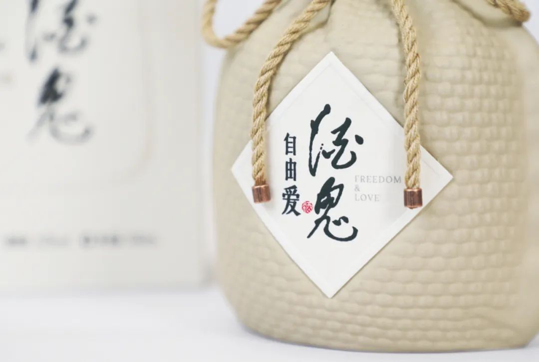 当“酒鬼”遇见胖东来：一瓶白酒里的“自由与爱”
