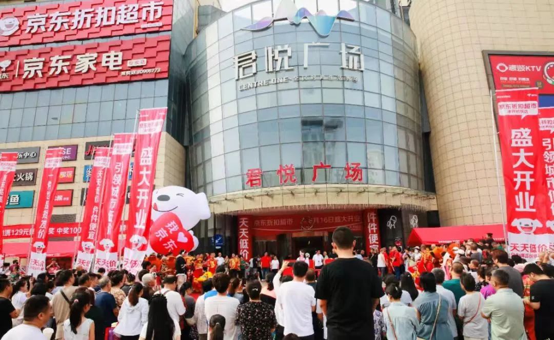 食业周报丨万辰集团拟赴港上市、京东折扣超市首店开业、人民日报专访于东来…