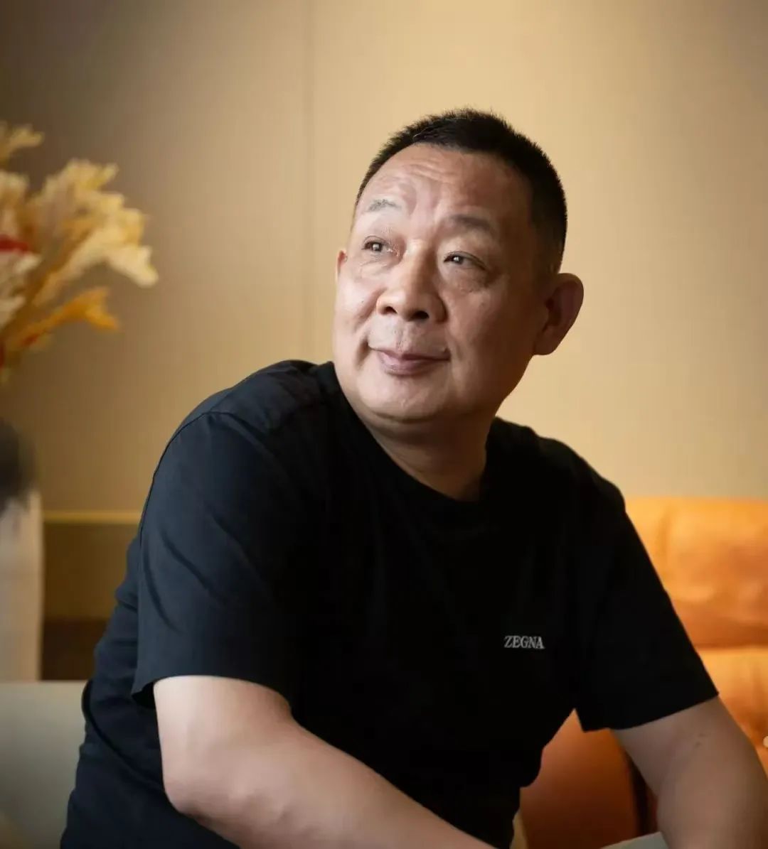 食业周报丨万辰集团拟赴港上市、京东折扣超市首店开业、人民日报专访于东来…