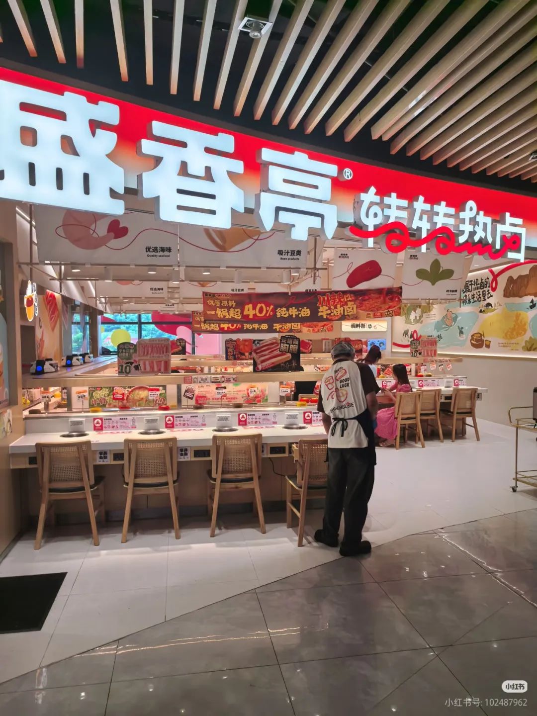 被年轻人“抛弃”的卤味品牌，开始下场开餐饮店……