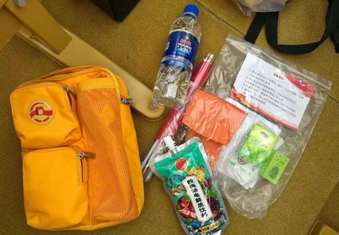 阅兵观礼包装了什么饮料?胖东来燕麦脆被指无生产日期,宗馥莉名下两家公司拟注销……
