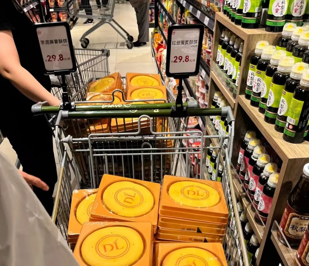 胖东来大月饼海外卖到168元,快乐猴第三家店明天开业,旺仔牛奶片焕新升级……