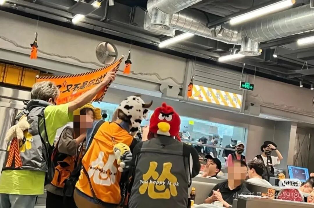 排队3小时只为买一份6元的鸡排?餐饮业正在为“情绪价值”疯狂内卷!