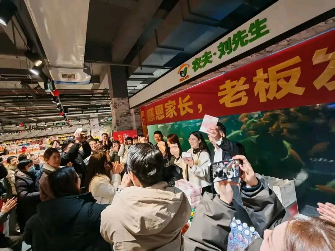 于东来宣布春节后退休,农夫·刘先生老板拿出一千万分给员工,可口可乐2025年净利润增长23%……