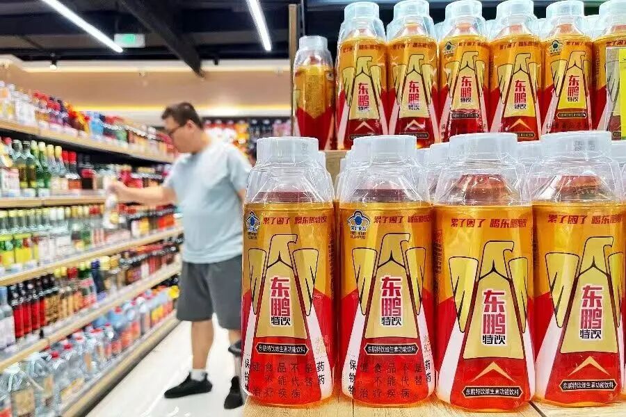 东鹏特饮的“资本盛宴”：港股IPO募资超100亿后的机遇与挑战