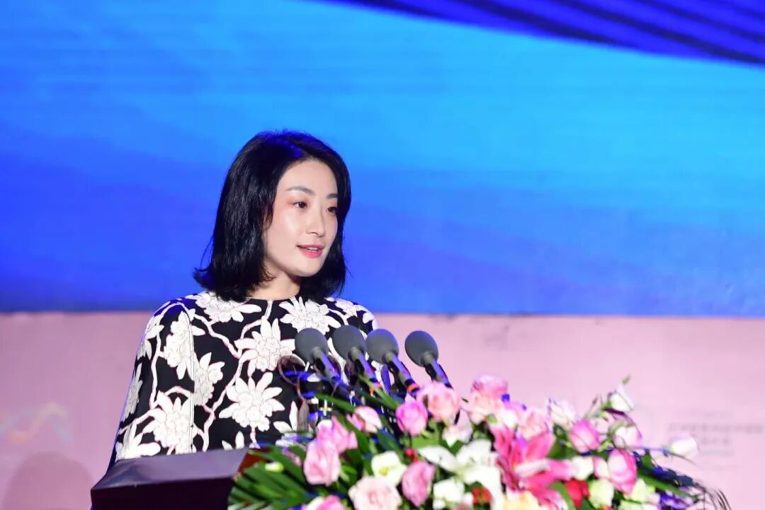 宗馥莉落选“2026杰出商界女性”,OATLY发布高纤燕麦奶,叮咚买菜两大产地仓落地……