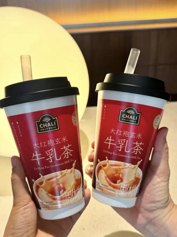 宗馥莉落选“2026杰出商界女性”,OATLY发布高纤燕麦奶,叮咚买菜两大产地仓落地……