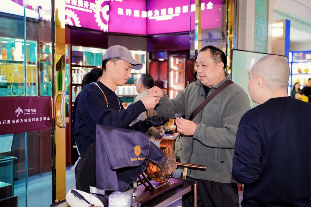 开源力酿春糖“现象级”火爆背后，一场重构定制酒赛道的“透明革命”