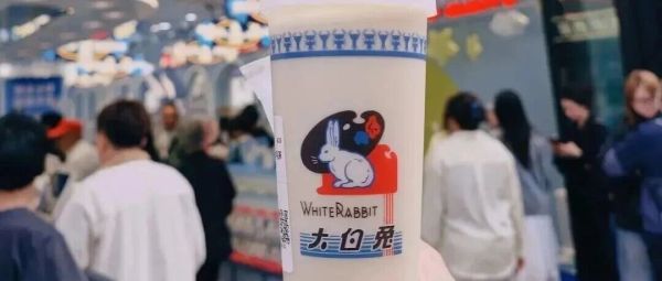 突然刷屏！上海人最熟悉的“国民品牌”开奶茶首店，就在南京路