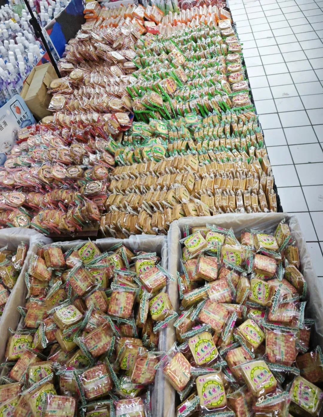 称霸小摊33年,一年卖出5个亿,山东老牌食企靠“蒜苔味饼干”火爆全网