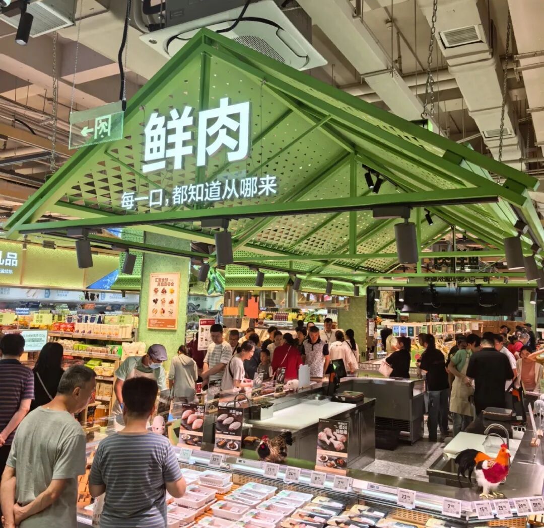 新玩家轮番搅动！东方甄选进攻即时零售，良品铺子改卖鲜食，华润万家闯进硬折扣……