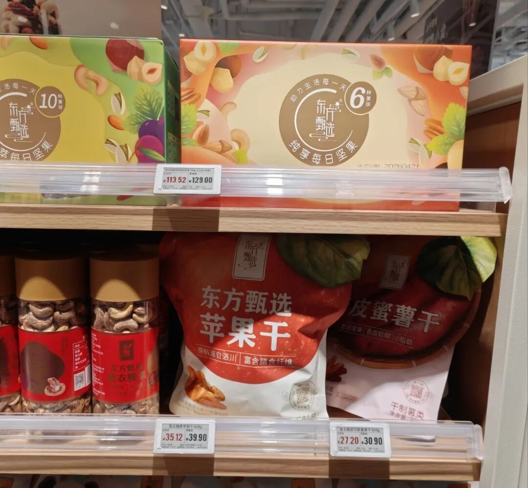 新玩家轮番搅动！东方甄选进攻即时零售，良品铺子改卖鲜食，华润万家闯进硬折扣……