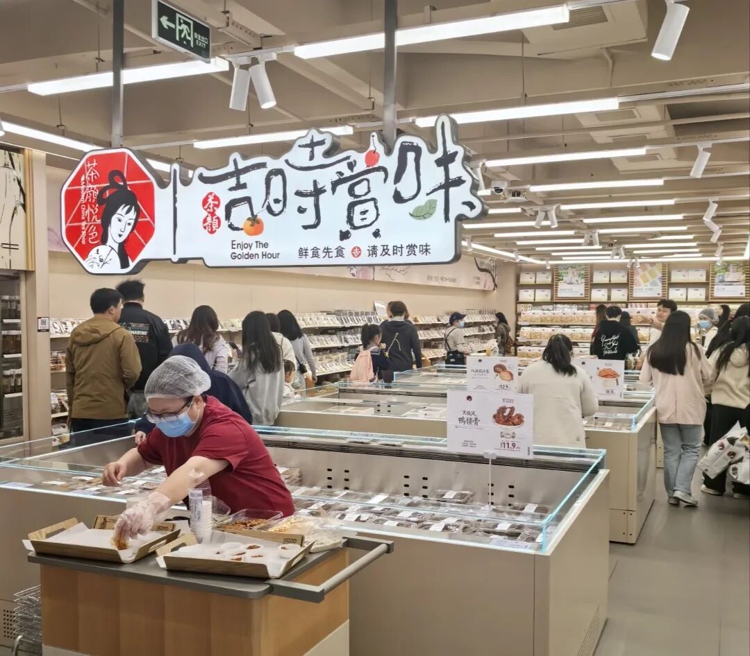 新玩家轮番搅动！东方甄选进攻即时零售，良品铺子改卖鲜食，华润万家闯进硬折扣……