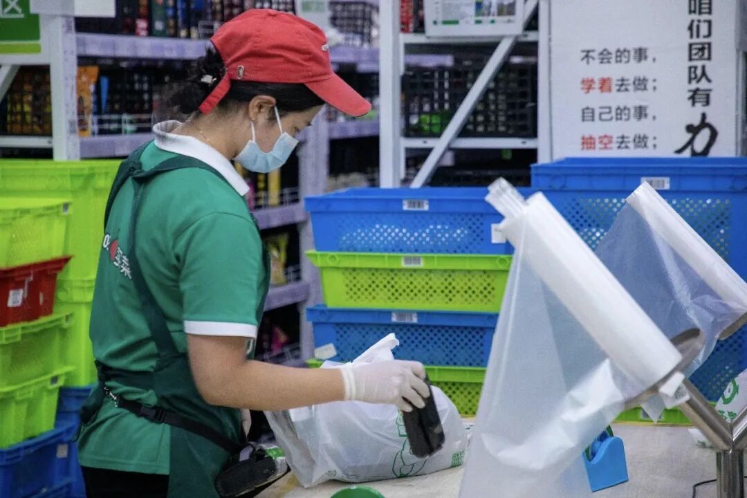 食业周报丨溜溜梅最新业绩公布、康师傅上新玫瑰水、胖东来回应涨价…