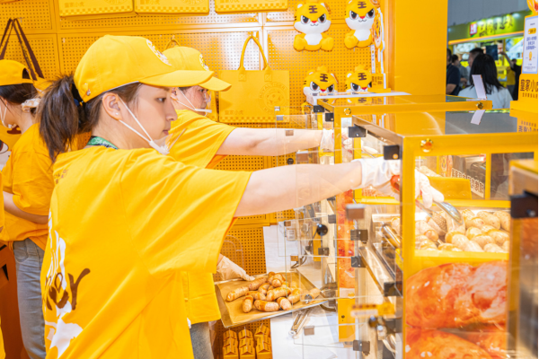 抢滩20万家便利店“鲜食”新机,食企密集落子!(附30+爆款供应商名录)