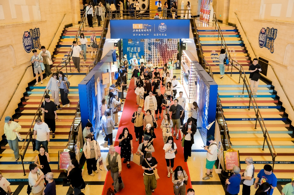 从场景焕新到五感瓶互动，光明乳业以沉浸式体验激活电影节消费新场景！