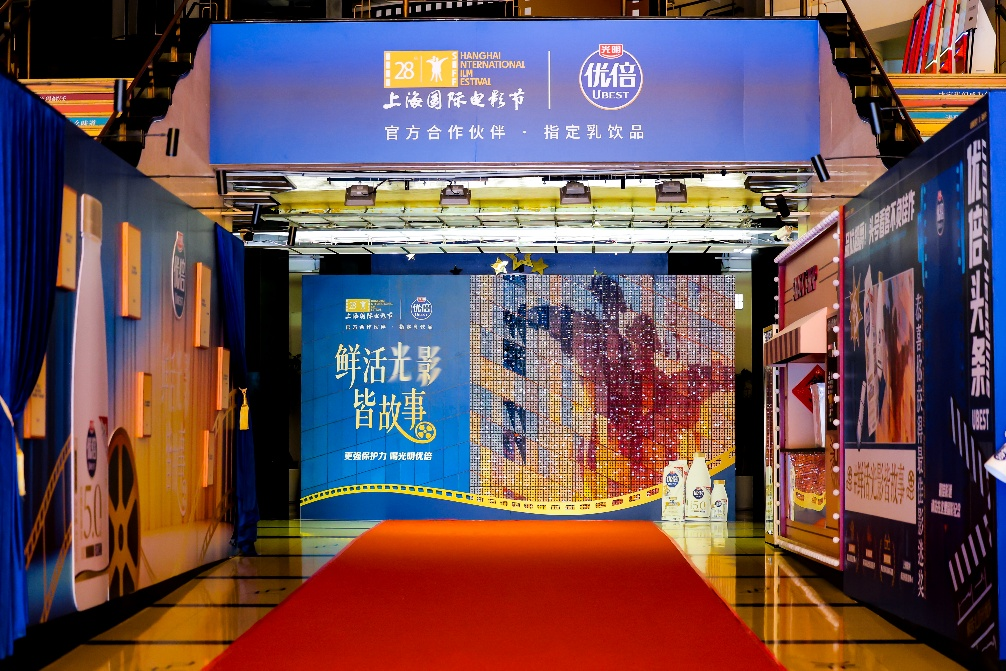 从场景焕新到五感瓶互动，光明乳业以沉浸式体验激活电影节消费新场景！