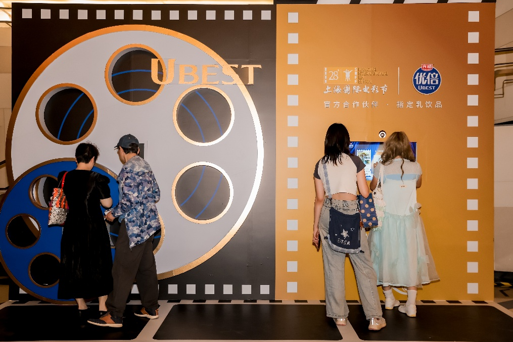 从场景焕新到五感瓶互动，光明乳业以沉浸式体验激活电影节消费新场景！