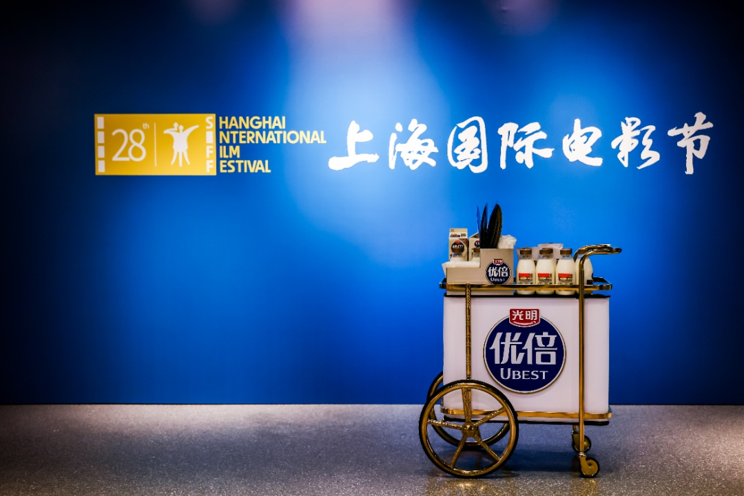 从场景焕新到五感瓶互动，光明乳业以沉浸式体验激活电影节消费新场景！