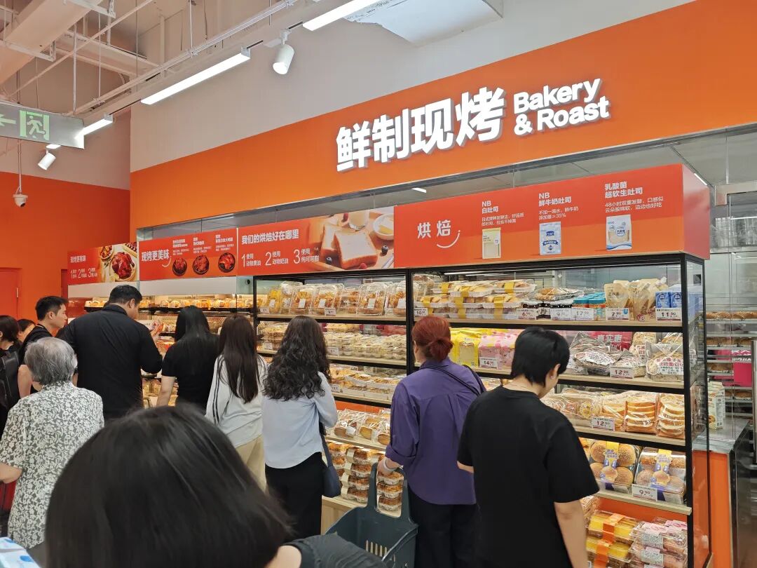 食品板探店|超盒算开到北京人气爆满,这次把广告打到了快乐猴门口
