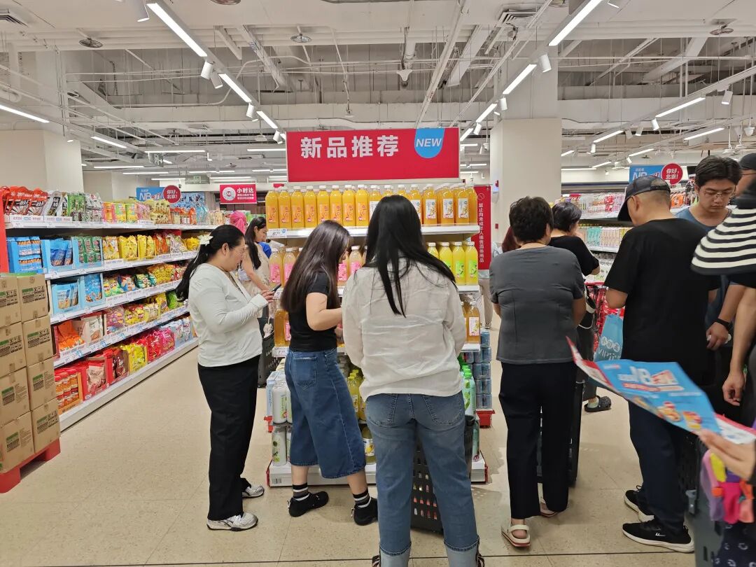 食品板探店|超盒算开到北京人气爆满,这次把广告打到了快乐猴门口